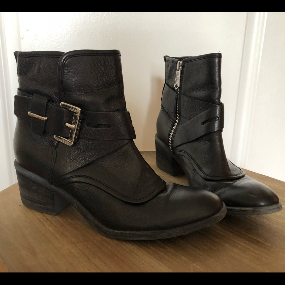 Donald J Pliner “Diem” black leather ankle boots